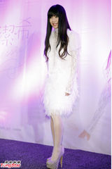 组图：大马变性歌手钟洁希发片 与老公恩爱亲嘴