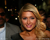 幻灯图集：希尔顿做客电视节目 穿亮片礼服抢镜