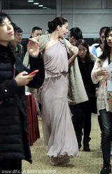 组图：熊黛林露肩装秀好身材 气质优雅性感抢镜