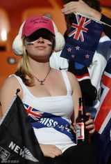 高清图：巴拉圭乳神女球迷亮相 激情高呼助威球队