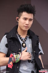 组图：Bii高温办见面会 愿人工呼吸回馈粉丝