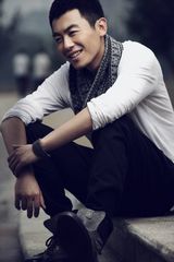 高清：朱亚文黑白型男写真 褪去青涩展时尚魅力