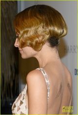 组图：阿尔芭裸色裙娇俏亮相 妮可-里奇露背秀纹身