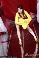 组图：美女主持爆乳装拼性感 柳岩带伤上阵跌倒