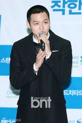 组图：韩星朴有天精练短发出席公益慈善活动