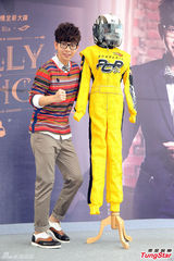 组图：胡夏爱赛车 获赠装备摆探戈姿势