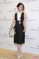 杨千嬅[1/12]组图:杨千嬅<em>白衬衣</em>透出<em>黑胸罩</em> 笑谈