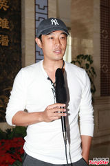 组图：李倩V领毛衣可爱亮相 自曝内心腼腆安静