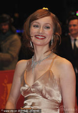 幻灯：《一个好人》首映人多势众 男女星热吻抢镜