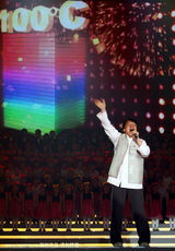 幻灯图：成龙容祖儿献唱世博倒计时100天