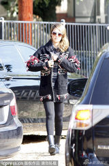 组图:阿尔芭印花外套为女拍照 小女圣诞装萌翻