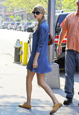 组图：泰勒-斯威夫特街拍波点连衣裙清新