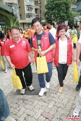 组图：黎耀祥探访长者派米 叹江欣燕离婚可惜