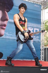 组图：汪东城摇滚风会歌迷 否认与炎亚纶有心结