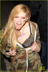 组图：艾薇儿当街扯衣秀胸罩