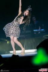 组图：S.H.E合体香港开唱 Selina感触落泪