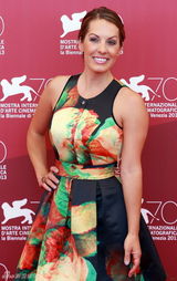 组图：《峡谷》发布会 休斯顿着优雅拼接裙