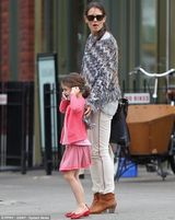 组图：小苏瑞当街跳舞步 拿手机疑与老爸通电话