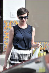 组图：安妮-海瑟薇裙装出行 与朋友谈笑指狗仔