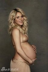 组图：夏奇拉携男友半裸写真 挺大肚幸福洋溢