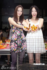 幻灯图：林志玲助阵模特公司开工 泳装环节趣味十足