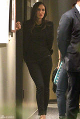 组图：梅根-福克斯外出看电影 已恢复美好身材