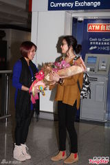 组图：长泽正美学生样抵港 秀中文问候新年