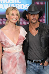 高清图：乡村音乐协会奖 菲丝-希尔秀大V领礼服