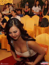 组图：邓建国90后前妻亮相杭州 频频弯腰爆乳沟