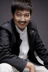 组图：李崇霄写真大叔范儿十足 《李春天》幽默演出