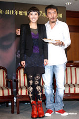 组图：毕晓海送郝蕾“第五张画” 祝“妈妈”骑金马