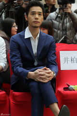 组图：丁春诚宣传《影子爱人》 蓝色西装帅气亮相