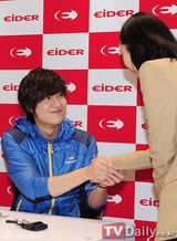 组图：李敏镐休闲装帅气亮相粉丝签名会