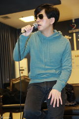 组图：李健上海演唱会彩排 戴墨镜深情演唱