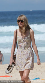 组图：泰勒-斯威夫特海边戏水 神秘男子全程陪伴