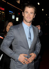 组图：《雷神2》好莱坞首映 抖森帅气骑摩托