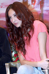 高清组图：谢霆锋宣传新剧撞旧爱王菲 同穿人字拖鞋