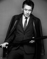 组图：吴秀波素黑展雪地浪漫 雅痞大叔静抚内心