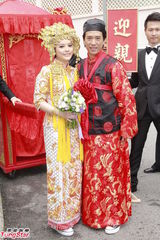 组图：港星叶佩雯大婚凤冠霞帔 陈奕迅吹吹打打