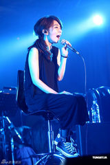 组图：Hebe单飞办音乐会 SHE两姐妹大力捧场