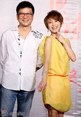 高清组图：戴佩妮发新碟 被老板用珠宝“套牢”