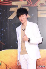 组图：周杰伦新电影首映 谈金曲奖装可爱哭喊