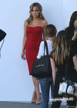 组图：洛佩慈抹胸红裙录《美偶》 招牌翘臀吸睛