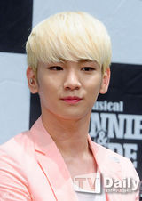 组图：SHINeeKey等宣传音乐剧《Bonnie&Clyde》