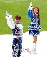 组图：刘在锡朴明秀等担任足球比赛啦啦队