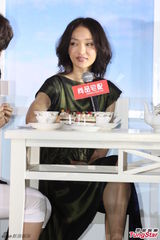 组图：周迅亮相上海优雅文静