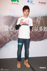 组图：张敬轩王菀之探访肯尼亚深受触动