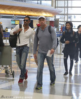 组图：史密斯携两子亮相机场 身型壮硕酷劲十足