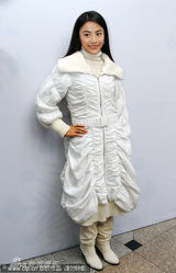 幻灯图集：贡米沈阳代言逛商场 似张柏芝遭围观