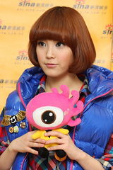 高清组图：对话韩国新人歌手IU 甜甜浅笑可爱迷人